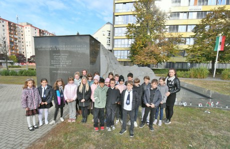 Néma tiszteletadásokkal emlékeztek városszerte az ’56-os hősökre